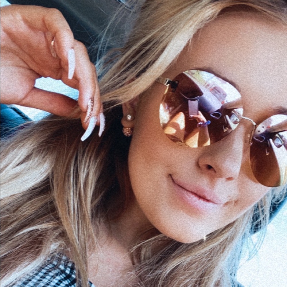 Meet your Posher, Julia ✨